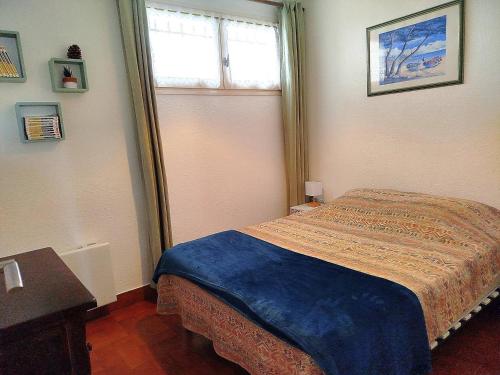 une petite chambre avec un lit et une fenêtre dans l'établissement T2 face mer avec parking à deux pas de la plage et des commerces -4GAL502, à Saint Cyprien Plage