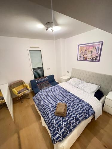 une chambre avec un lit avec une couette bleue dans l'établissement Monaco Monte-Carlo door step - Luxury Apartment - 2 Bedrooms 2 Bathrooms - Superb Modern Fully Equipped, à Saint-Antoine
