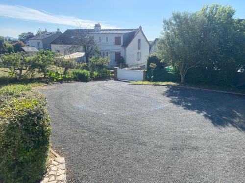 une allée vide avec une maison en arrière-plan dans l'établissement Maison parc clos 15mn du circuit proche centre, à La Celle-sous-Gouzon