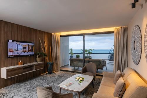丹吉尔Idou Malabata Beach and SPA的带沙发和桌子的客厅