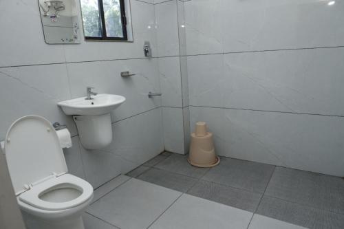 Ένα μπάνιο στο Ramakkalmedu Holiday INN