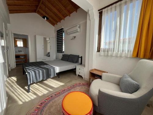 un soggiorno con un letto e un divano di Derya Beach Agullu Villa 3 a Kaş