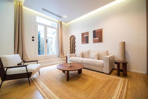 un salon avec un canapé et une table dans l'établissement CIA - Duplex in Paris' Center, à Paris
