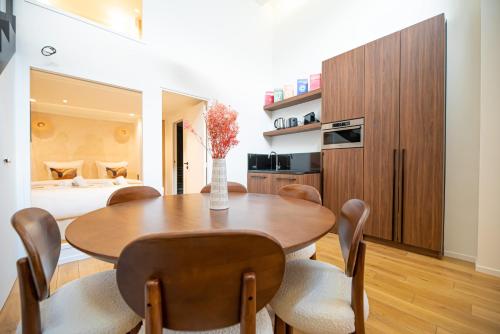 une salle à manger avec une table et une chambre dans l'établissement CIA - Duplex in Paris' Center, à Paris