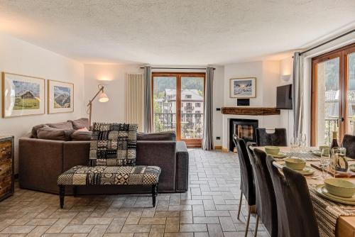un salon avec un canapé et une table dans l'établissement Apartment Winn, Alpes Travel, Central Chamonix, Sleeps 6, à Chamonix-Mont-Blanc