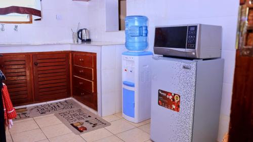 Una cocina o cocineta en CesRah Homes