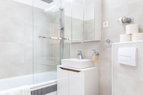 Koupelna v ubytování Relax-Apartments - Indoor-Pool - Sauna - Küche - kostenlos Parken - Balkon - teilweise Massagesessel - 85 Zoll Smart-TV
