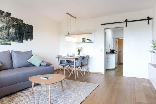 Posezení v ubytování Relax-Apartments - Indoor-Pool - Sauna - Küche - kostenlos Parken - Balkon - teilweise Massagesessel - 85 Zoll Smart-TV