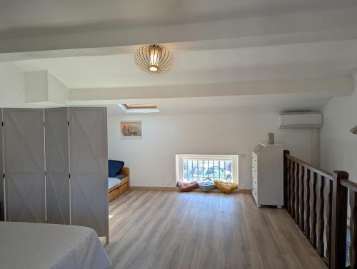 - un salon avec un lit et un réfrigérateur dans l'établissement Location saisonnière bord de mer Martigues Carro, à Martigues