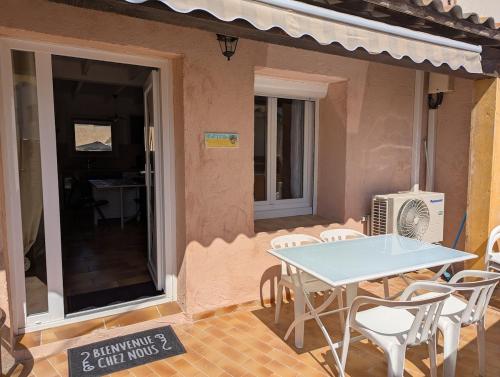 une table et des chaises sur le patio d'une maison dans l'établissement Location saisonnière bord de mer Martigues Carro, à Martigues