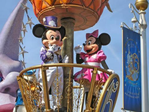 two mickeys standing on top of a ride in mickey mayhem at Au Fil de la Marne à 15mn Disney et 25mn Paris in Lagny