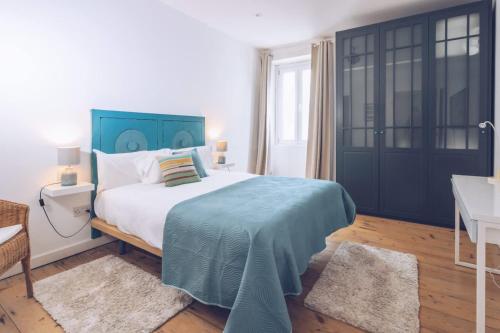 ジブラルタルにあるPerfectly Located luxury 2BR Prime Locationのベッドルーム1室(大型ベッド1台、青いヘッドボード付)
