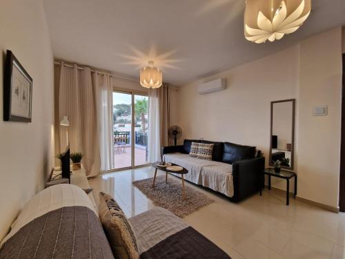 Postel nebo postele na pokoji v ubytování Skoutari Sunset 1 bedroom