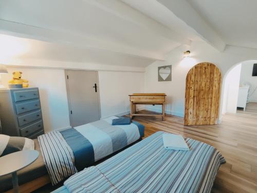een slaapkamer met twee bedden en een tafel erin bij Maison 3 chambres - Central - Proche du lac in Esparron-de-Verdon