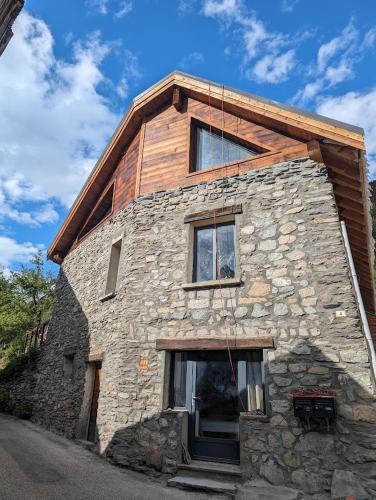 - un bâtiment en pierre avec une fenêtre au-dessus dans l'établissement Chambre indépendante avec hammam, à Armentier Haut