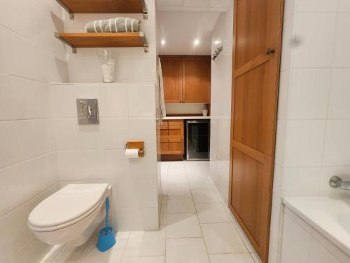 une salle de bain blanche avec des toilettes et un lavabo dans l'établissement Magnifique 2p vue mer et piscine, à Théoule-sur-Mer