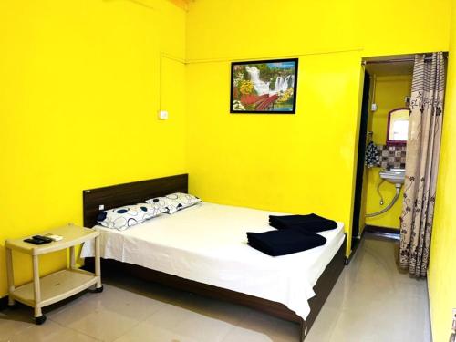 Postel nebo postele na pokoji v ubytování Konkan Villa Homestay