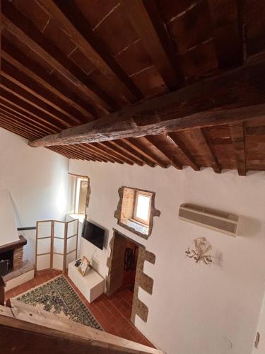 een woonkamer met open haard in een huis bij Casa San Rocco in Pitigliano