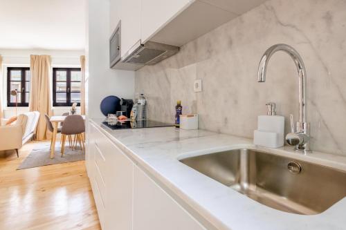 Art Deco 11 Luxury 2BR Apartment Downtown Metro AC