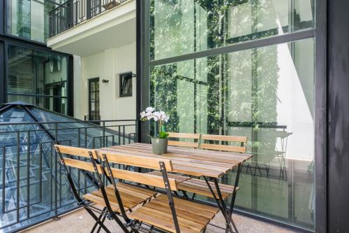 Art Deco 11 Luxury 2BR Apartment Downtown Metro AC