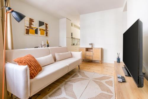 Art Deco 11 Luxury 2BR Apartment Downtown Metro AC