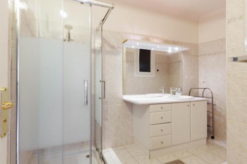 une salle de bain avec un lavabo et une douche dans l'établissement Cannes: Croisette Quartier Martinez - 90m², à Cannes