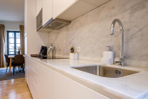 Art Deco 21 Luxury 2BR Apartment Downtown Metro AC