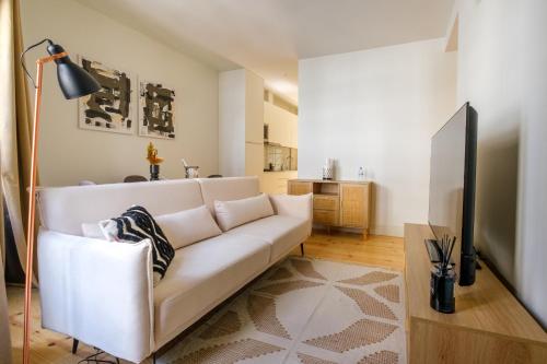 Art Deco 21 Luxury 2BR Apartment Downtown Metro AC