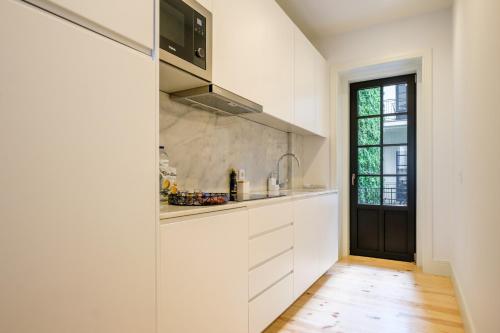 Art Deco 21 Luxury 2BR Apartment Downtown Metro AC