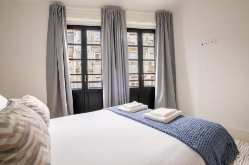 Art Deco 21 Luxury 2BR Apartment Downtown Metro AC