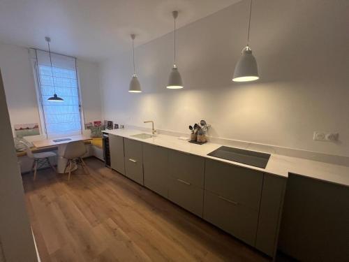 une cuisine avec un évier et un plan de travail dans l'établissement GuestReady - Luxurious Charm near Arc de Triomphe, à Paris