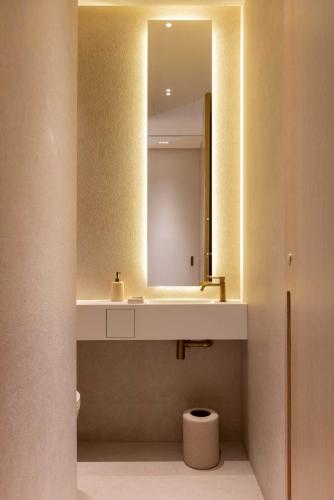 une salle de bain avec un lavabo et un miroir dans l'établissement Luxurious Residence Madeleine - Saint Honore, à Paris