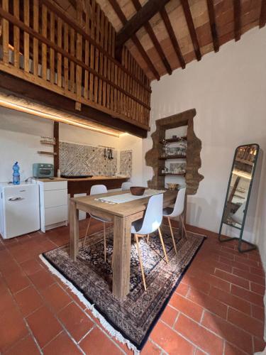 een eetkamer met een houten tafel en stoelen bij Casa San Rocco in Pitigliano