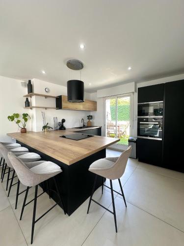 - une cuisine avec un grand îlot avec des tabourets dans l'établissement Spacious, quiet apartment, à Nice