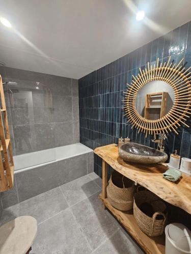 une salle de bain avec un lavabo, un miroir et une baignoire dans l'établissement Hossegor - Lac - Forêt - Couple - Piscine, à Soorts-Hossegor