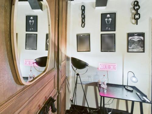 - un dressing avec un miroir et une table dans l'établissement 50 Nuances de Grey - Spa, à Troyes