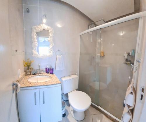 Casa Aquamarina Buzios في بوزيوس: حمام مع مرحاض ودش ومغسلة