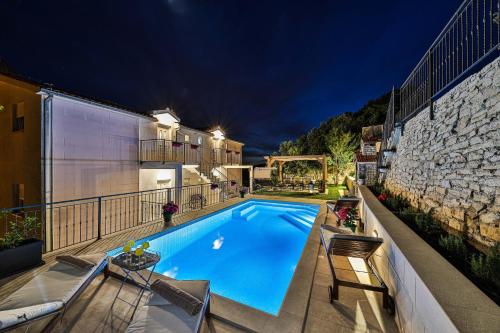Family Holiday House with Private Swim Spa Heated Pool