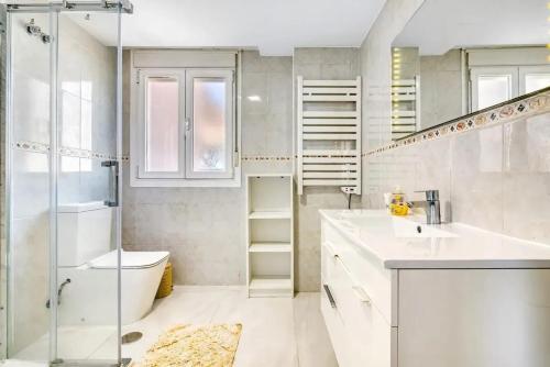 Bilik mandi di Bright Apartment with Sea View in Altea, 120 m² + Balcony