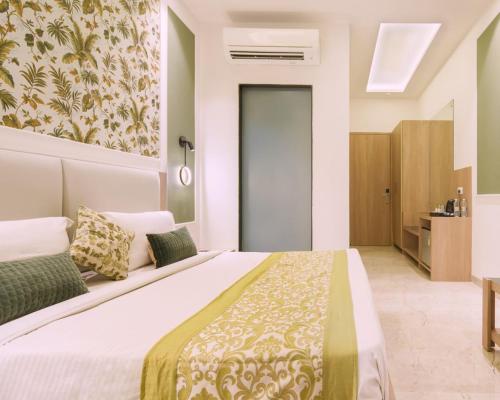 a bedroom with a large bed in a room at Hotel Star Suites By Star Group in New Delhi