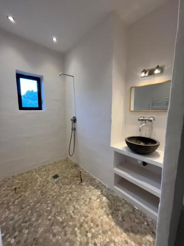 une salle de bain avec un lavabo et un miroir dans l'établissement U mulinu di gradacce, à Lavatoggio