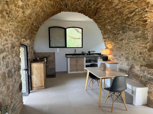 une cuisine et une salle à manger avec une table et des chaises dans l'établissement U mulinu di gradacce, à Lavatoggio