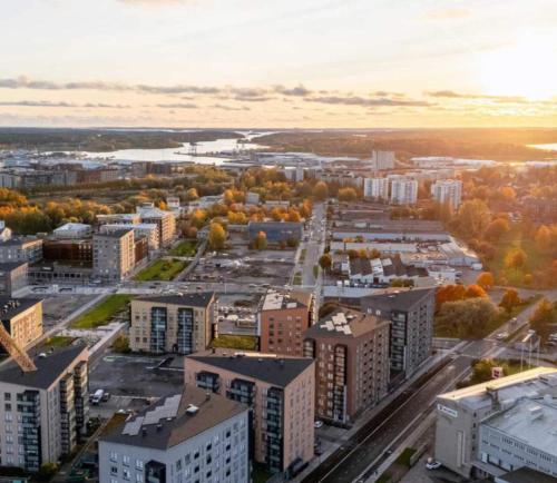 Nespecifikovaný výhled na destinaci Turku nebo výhled na město při pohledu z apartmánu