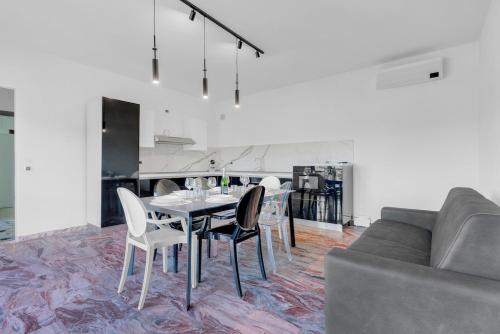 a dining room with a table and chairs at Villa Carli by Aurora - Superior Apartment in Soiano del Lago