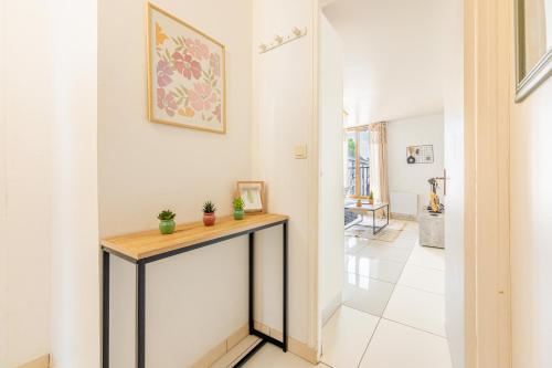 a hallway with a console table in a house at Urban Oasis, RER D, CDG Aéroport, Parc des Expos in Gonesse