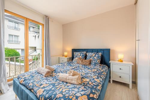 a bedroom with a blue bed and a window at Urban Oasis, RER D, CDG Aéroport, Parc des Expos in Gonesse