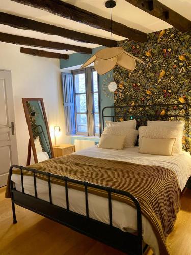 - une chambre avec un grand lit escamotable dans l'établissement Sarlat Héritage - Au cœur de l'histoire - classé 3 étoiles, à Sarlat-la-Canéda