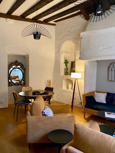 un salon avec un canapé et une table dans l'établissement Sarlat Héritage - Au cœur de l'histoire - classé 3 étoiles, à Sarlat-la-Canéda