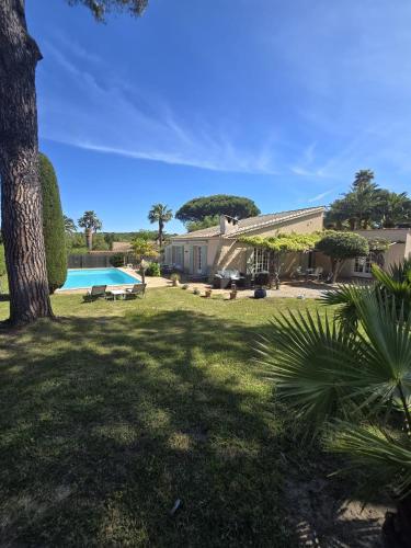 une cour avec une maison et une piscine dans l'établissement Charmante Villa à 400m de la Plage des Salins, à Saint-Tropez