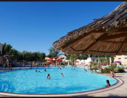un groupe de personnes dans une piscine d'un complexe hôtelier dans l'établissement Mobil Home - Camping siblu les sables du midi - Valras Plage, à Sérignan